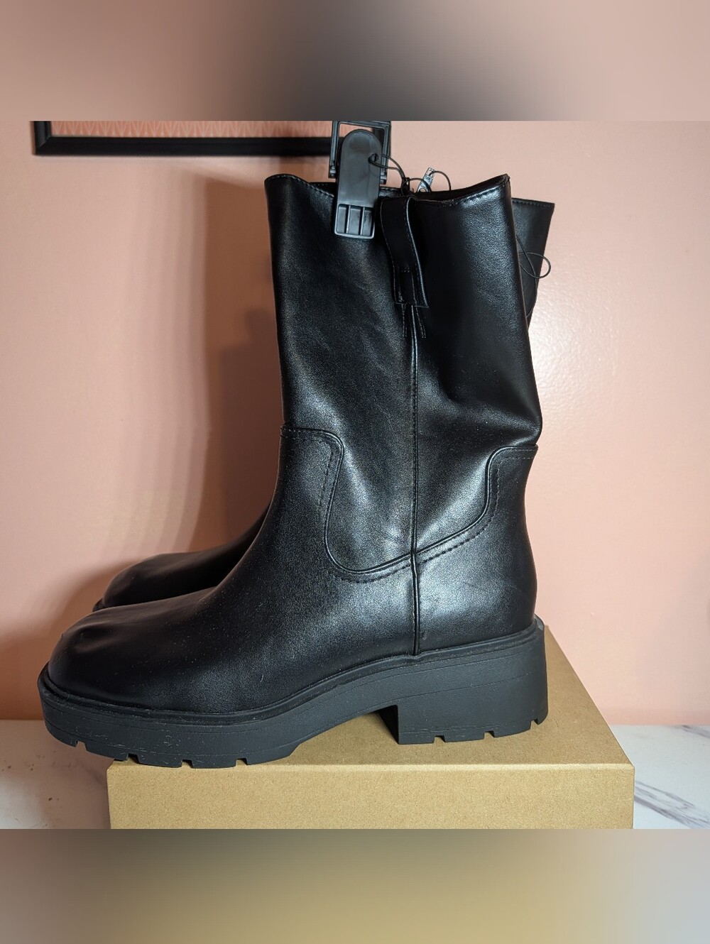 NWT Lug Pull Boots